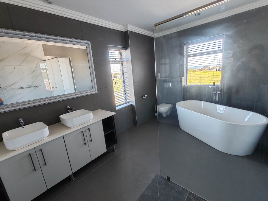 7 Bedroom Property for Sale in Perlemoenbaai Western Cape